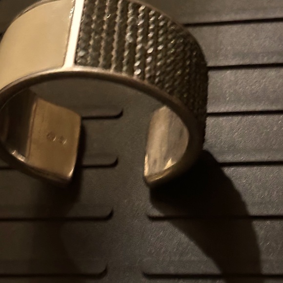 STUNNING SWAROVSKI BLACK CRYSTAL WITH CREAM LEATHER STEEL CUFF - Picture 5 of 7